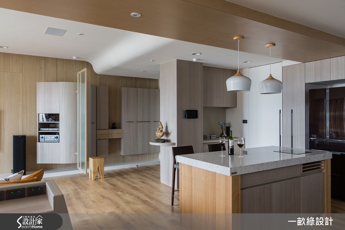 有一定社經地位、熱愛音樂的男主人，為了一圓自己的休